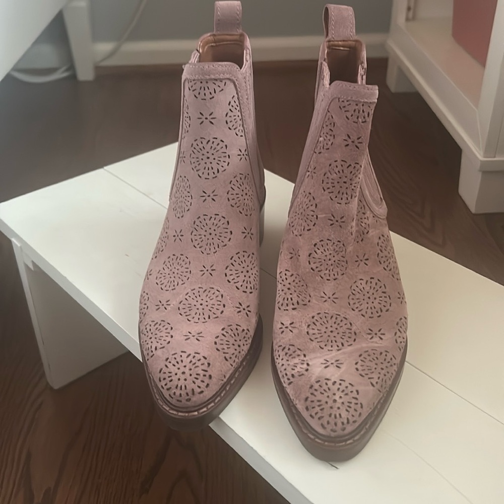 🌿P4 Brooks mauve pink women’s suede booties, size 5.5🌿